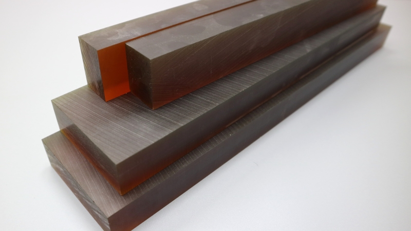 PEIのブロック材料の画像。外観は琥珀色が特徴的。