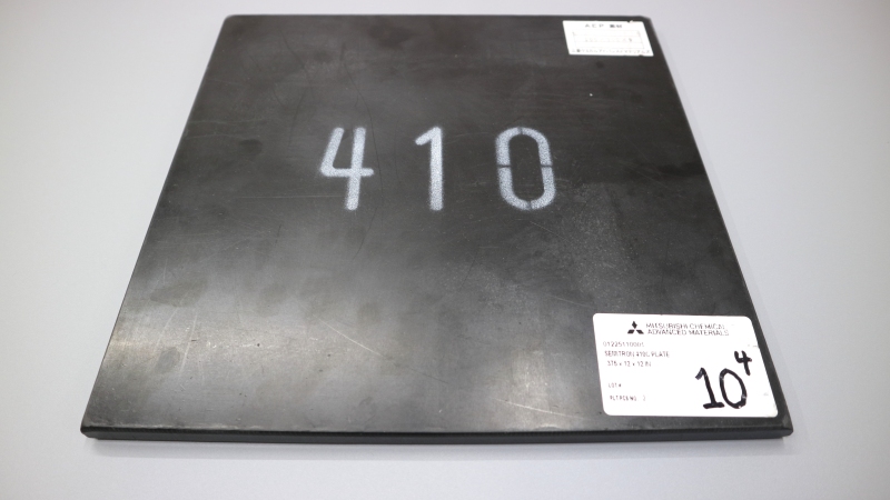 三菱ケミカルアドバンスドマテリアルズ製のPEIグレード「セミトロン（Semitron™）」の画像。外観は黒色。